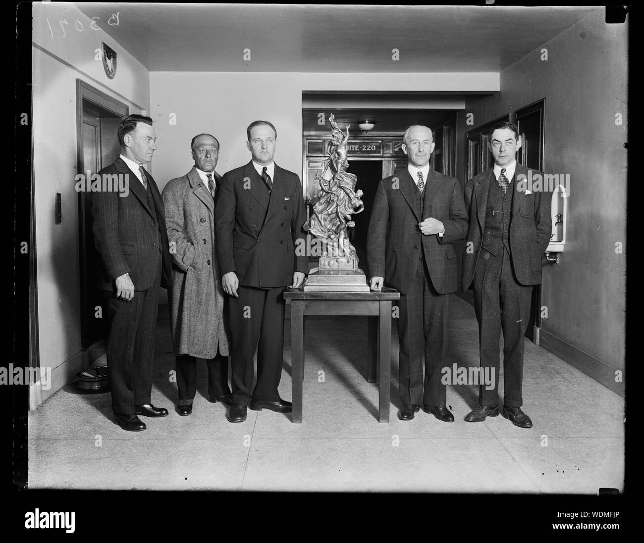 Gordon Bennett International Balloon Trophy goes to U.S. Army Air Corps. The Gordon Bennett International Balloon Trophy, property of the National Aeronautic Association by virtue of three victories by American Balloonists, was today presented to Assistant Secretary of War for Aviation F. Trubee Davison for the Army Air Corps for a year by Orville Wright, secretary of the Contest Committee of the Association An Army pilot, Captain W.G. Kemper, secured the trophy for America by winning the race from Detroit last year. In the photograph, left to right: Ray Cooper, of the National Aeronautic Asso Stock Photo