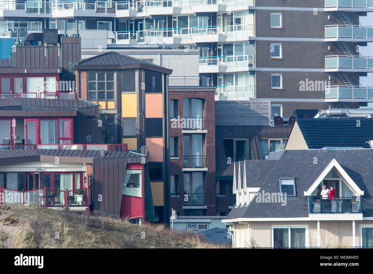 Wohnhäuser, Apartmenthäuser, Hotels  Nordsee Strand von Egmond aan Zee, Nordholland, Niederlande, Stock Photo