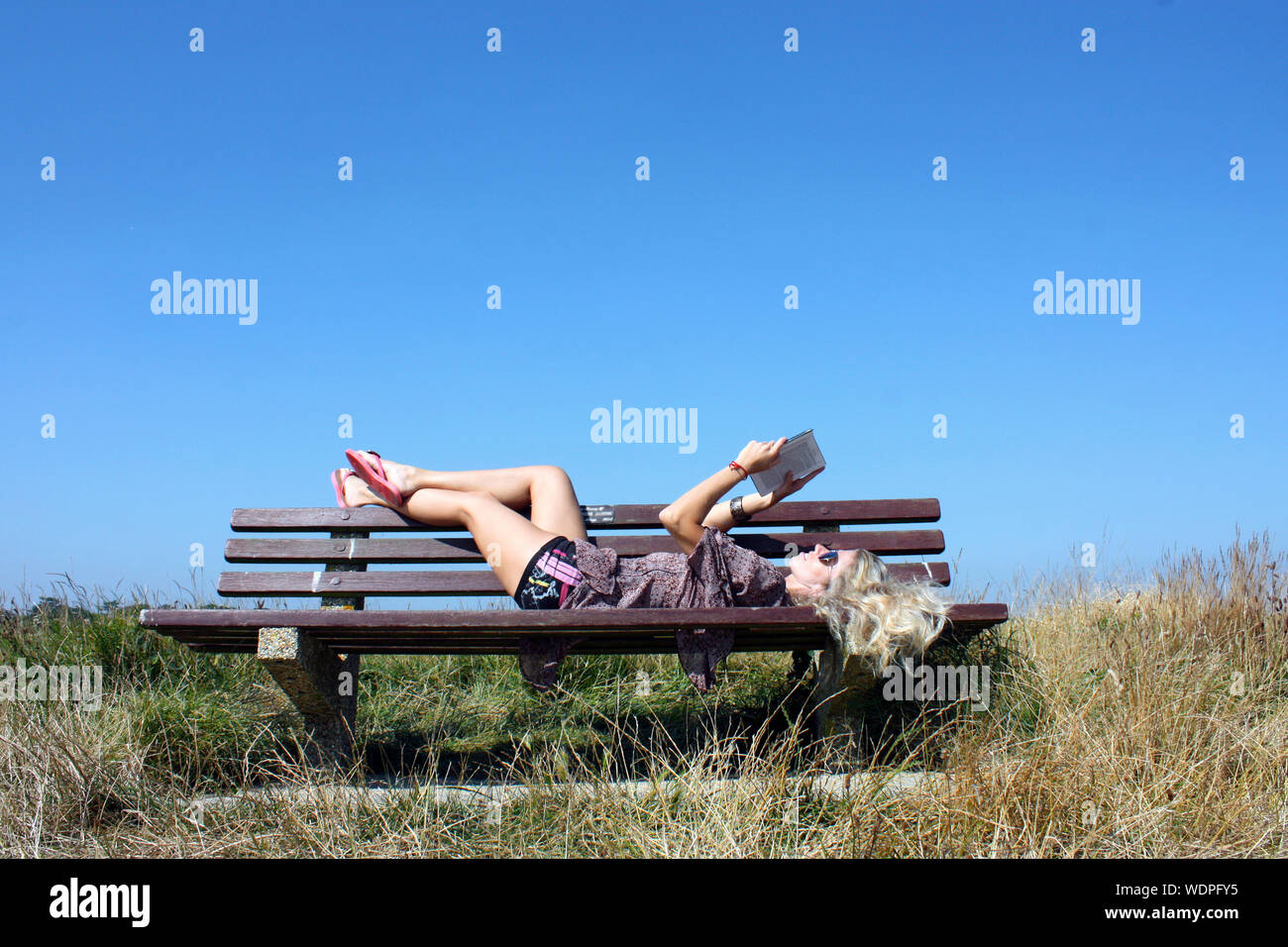 Woman bench reading hi-res stock photography and images - Alamy