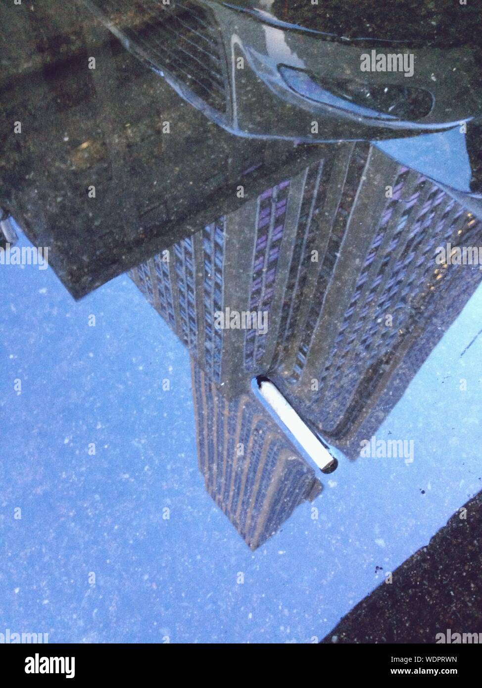 Car in puddle hi-res stock photography and images - Alamy