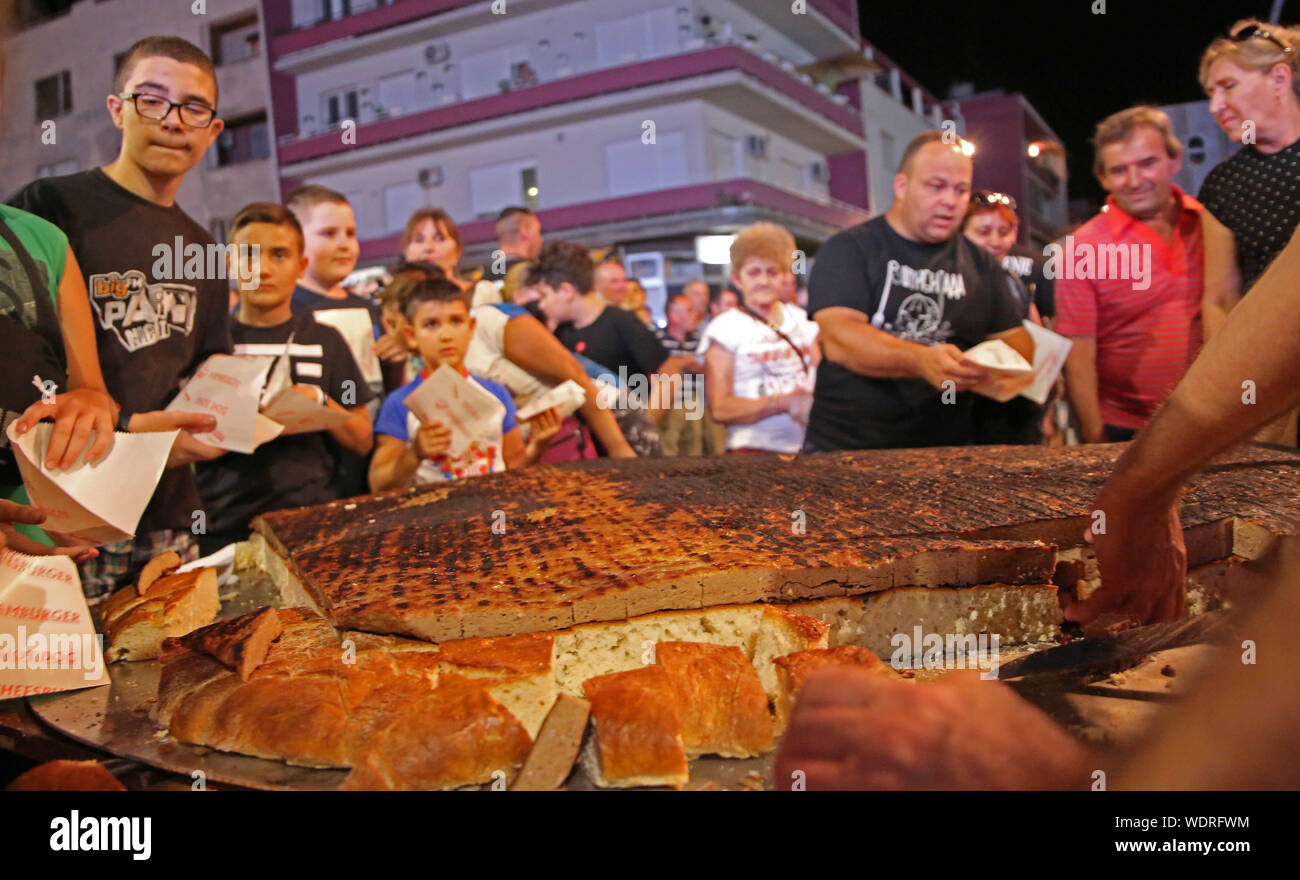 190829 Leskovac Serbia Aug 29 2019 Xinhua People Wait To Eat The World S Biggest