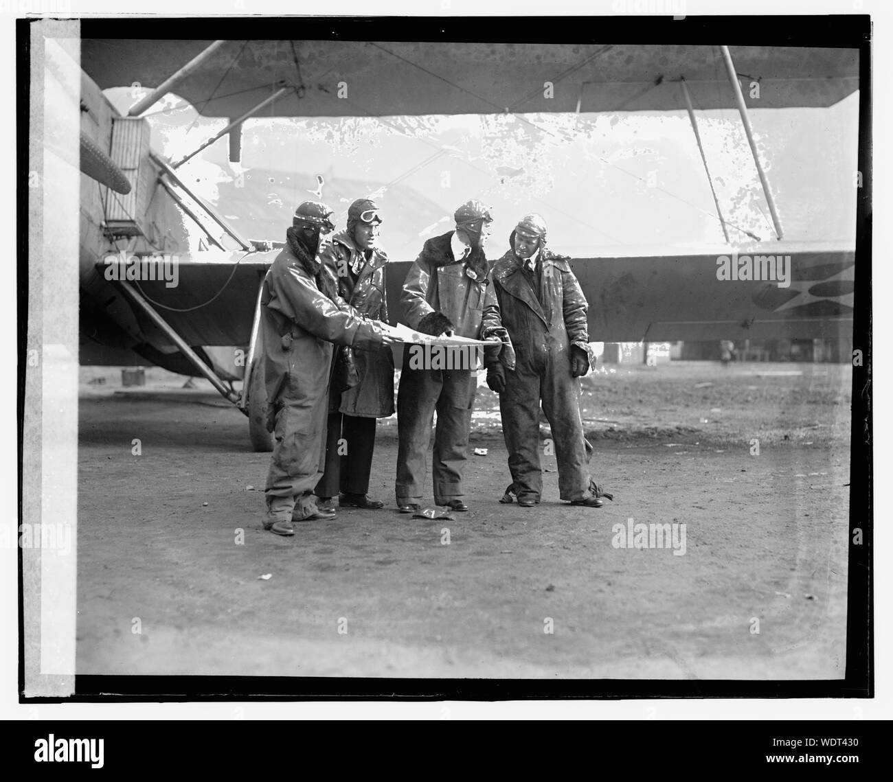 Vintage airplane passengers hi-res stock photography and images - Alamy