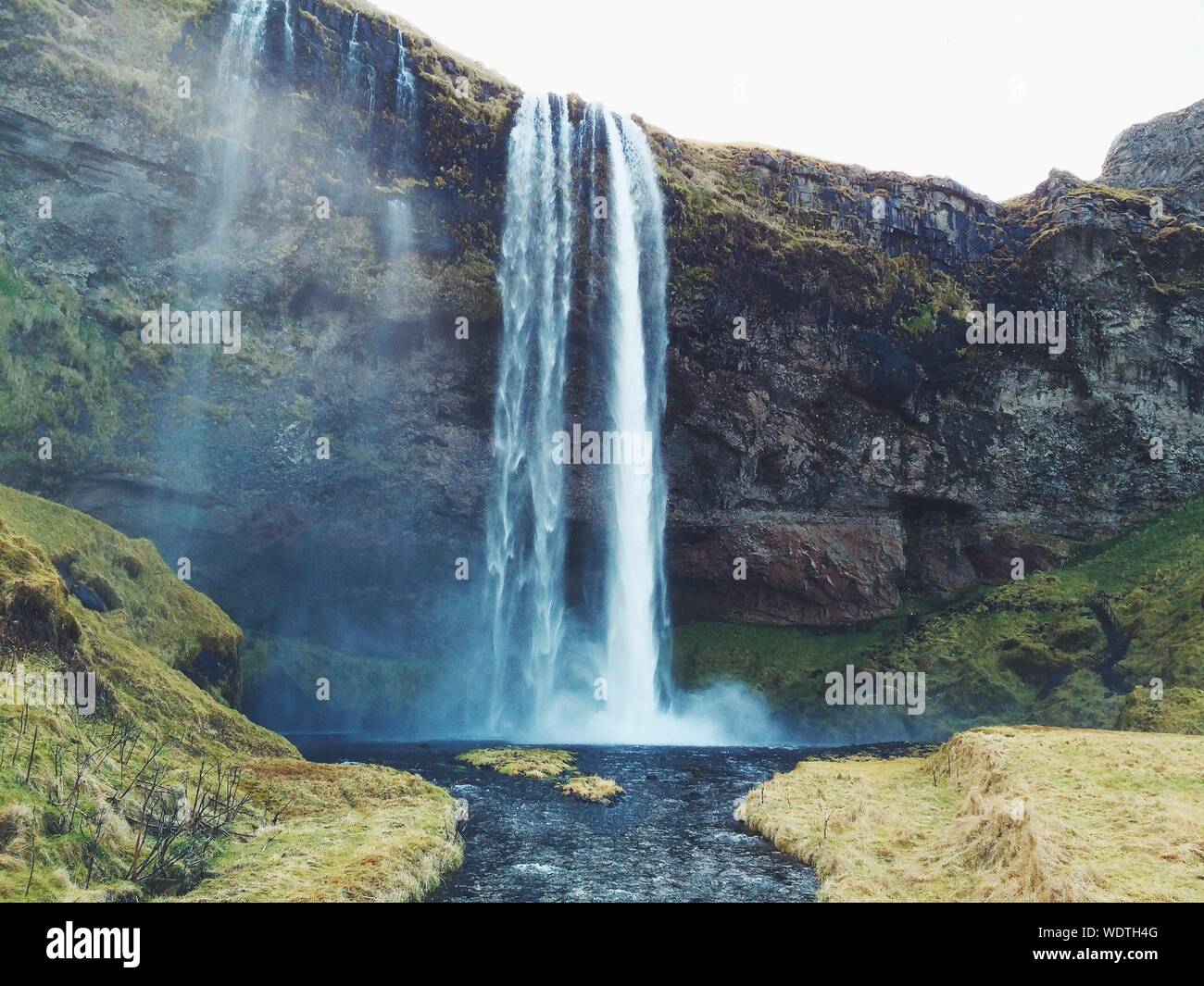 Water falling from cliff hi-res stock photography and images - Alamy