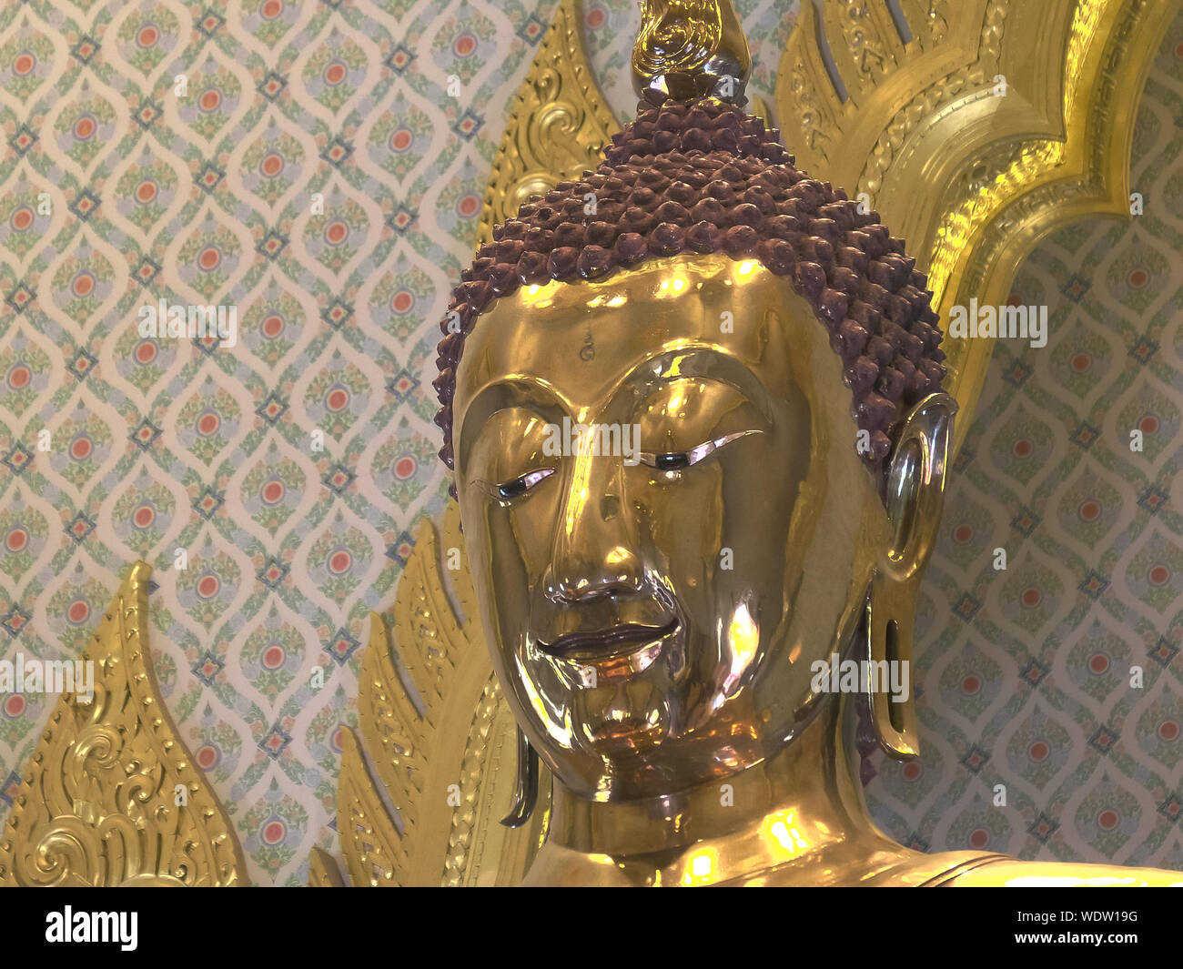 close shot of the head of a solid gold buddha statue at wat traimit ...