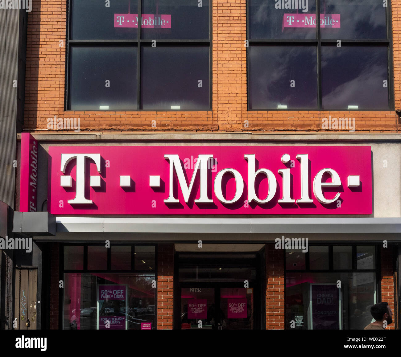 Collection 27+ Pictures t-mobile brooklyn, new york photos Sharp
