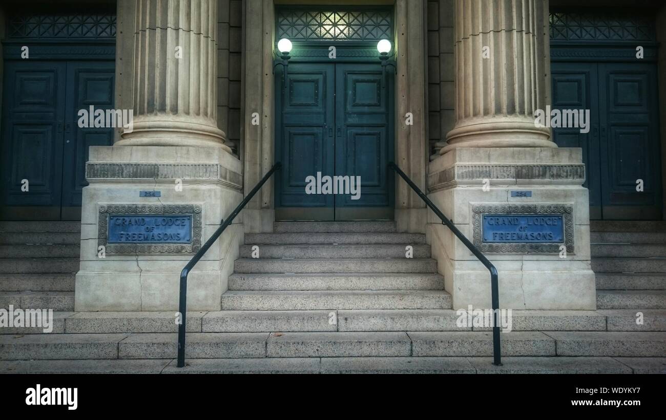 Building steps columns hi-res stock photography and images - Alamy