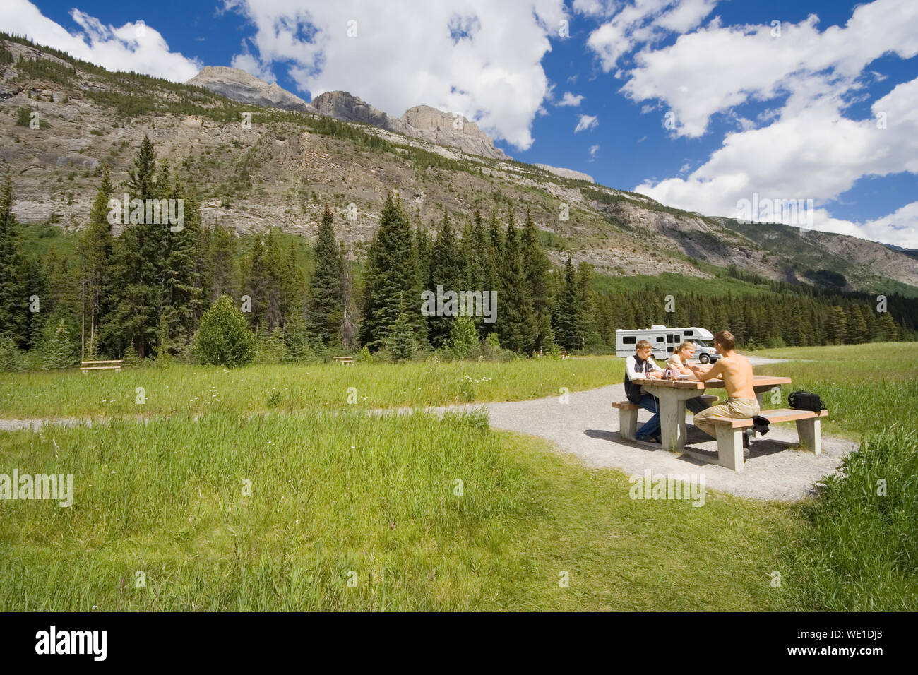 Family sitting at picnic table hi-res stock photography and images - Alamy