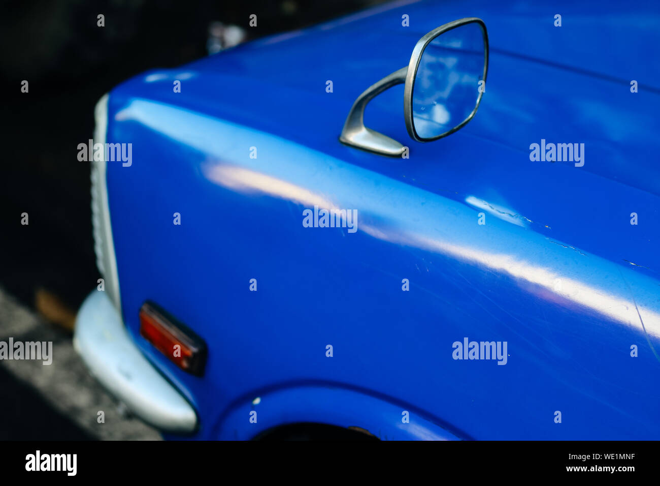 Car side view mirror hires stock photography and images Alamy