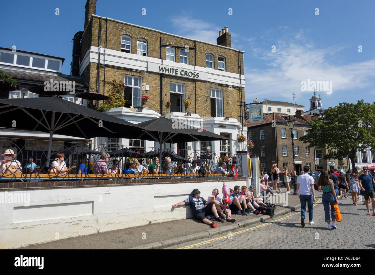 People relaxing outside the White Cross public house in Richmond, Surrey, UK Stock Photo