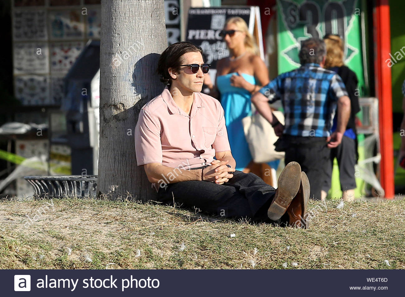 Venice Ca Jake Gyllenhaal Keeps A Somber Face On Set While