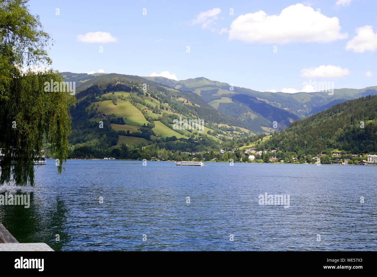 Blick über den Zeller See auf Dientener Berge Stock Photo