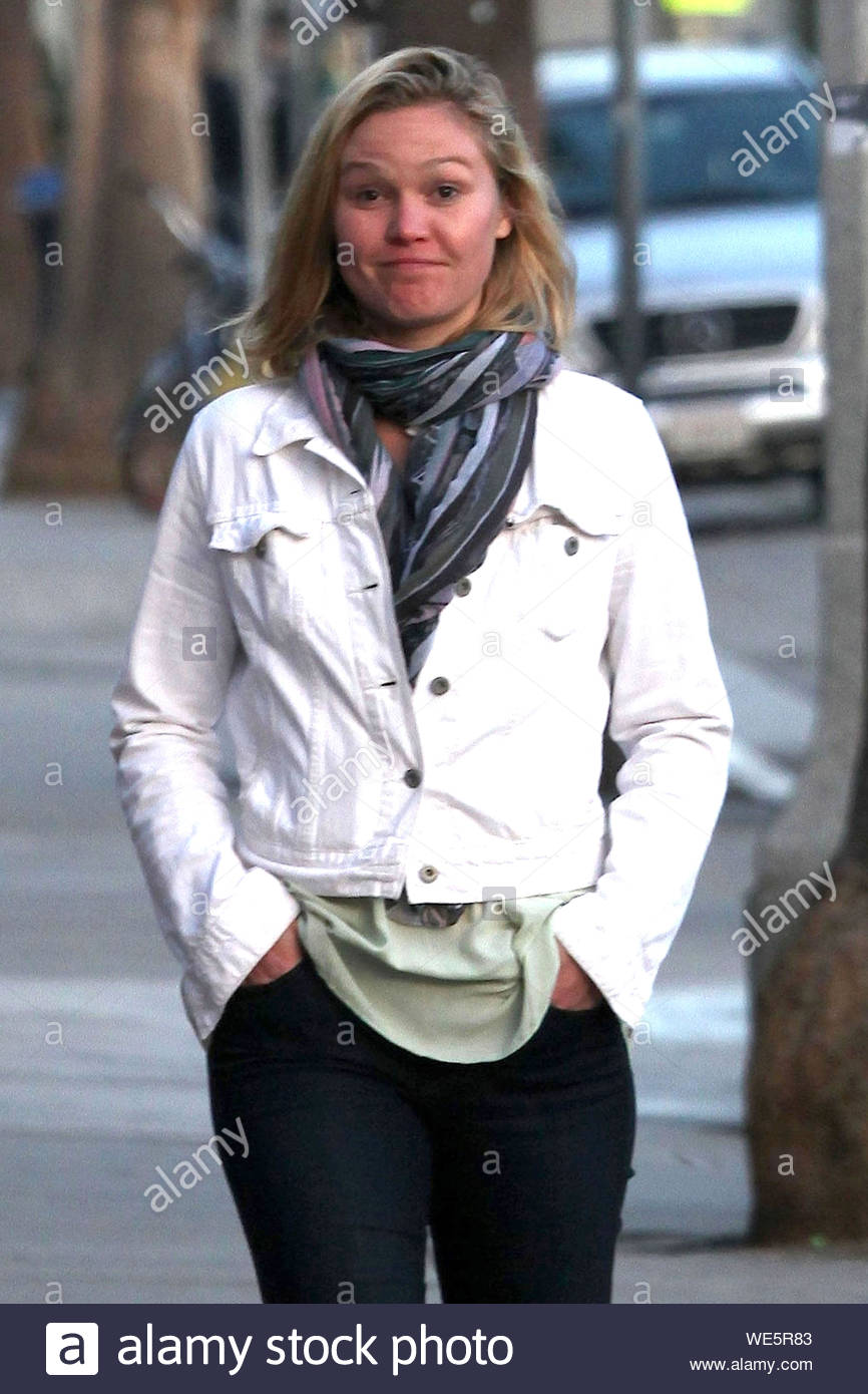 Venice Ca Julia Stiles Took A Lazy Walk By Her Lonesome On