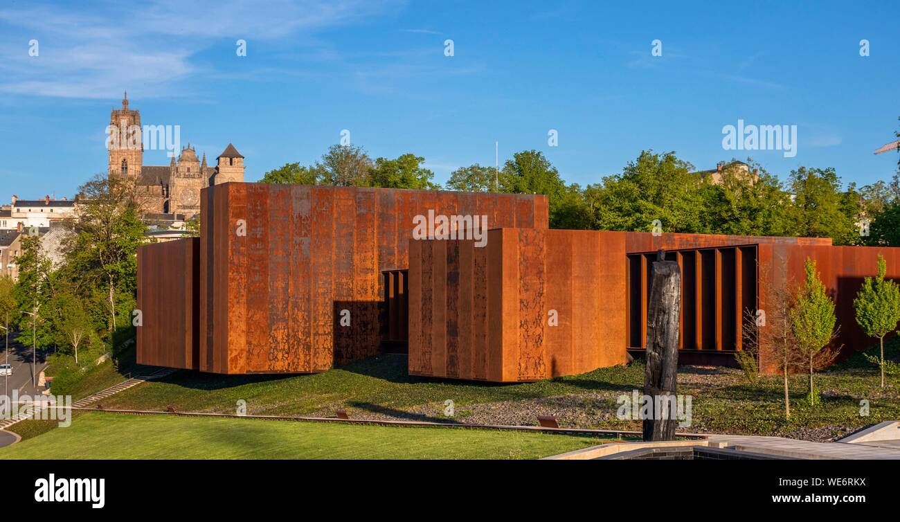 France, Aveyron, Rodez, the Soulages Museum, designed by the Catalan architects RCR associated with Passelac & Roques and Notre Dame cathedral Stock Photo