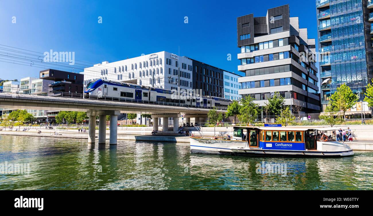 France, Rhone, Lyon, district of La Confluence in the south of the peninsula, first French quarter certified sustainable by the WWF, view on the railway and the Vaporetto Stock Photo