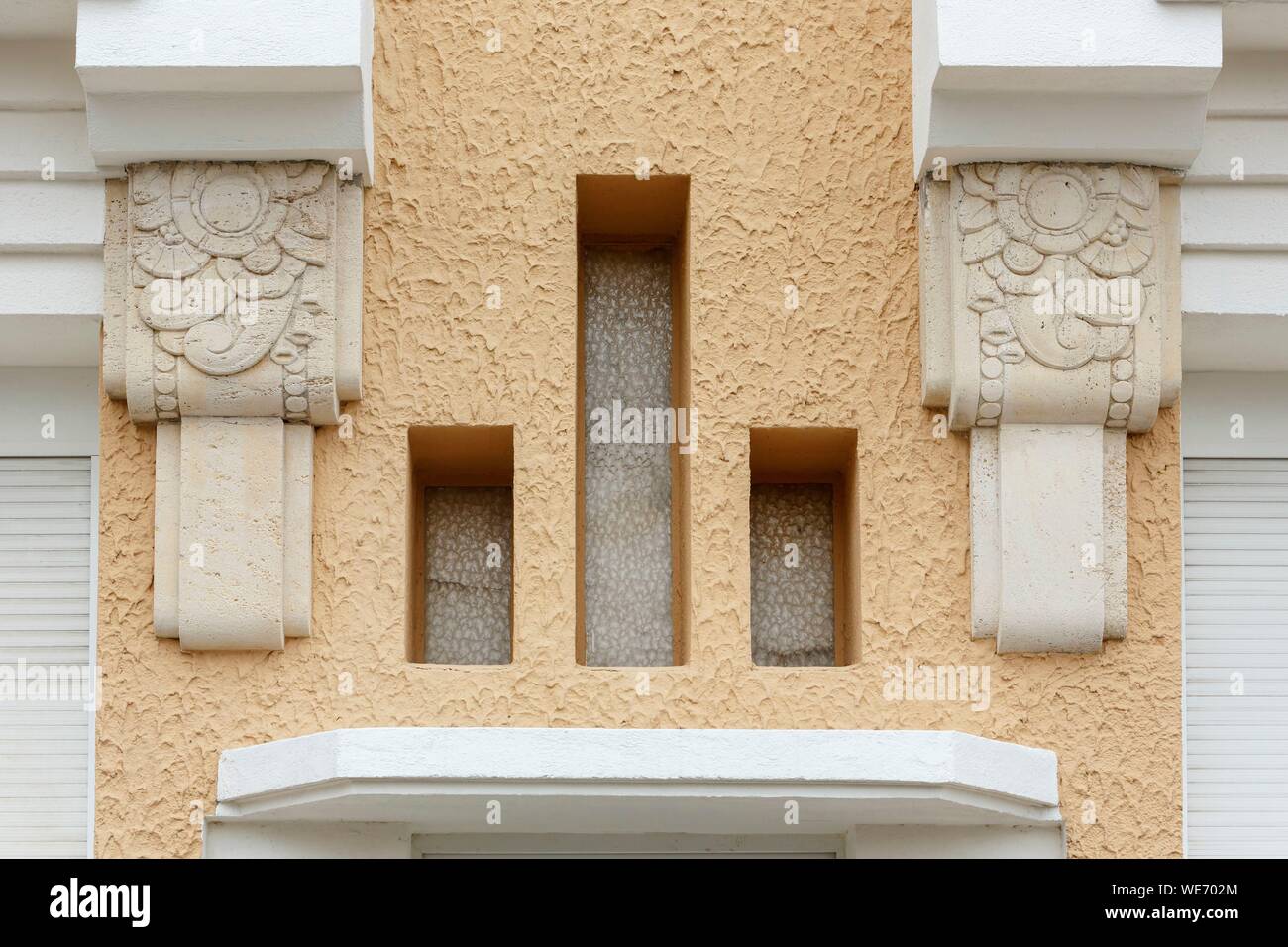Art deco facade detail hi-res stock photography and images - Alamy
