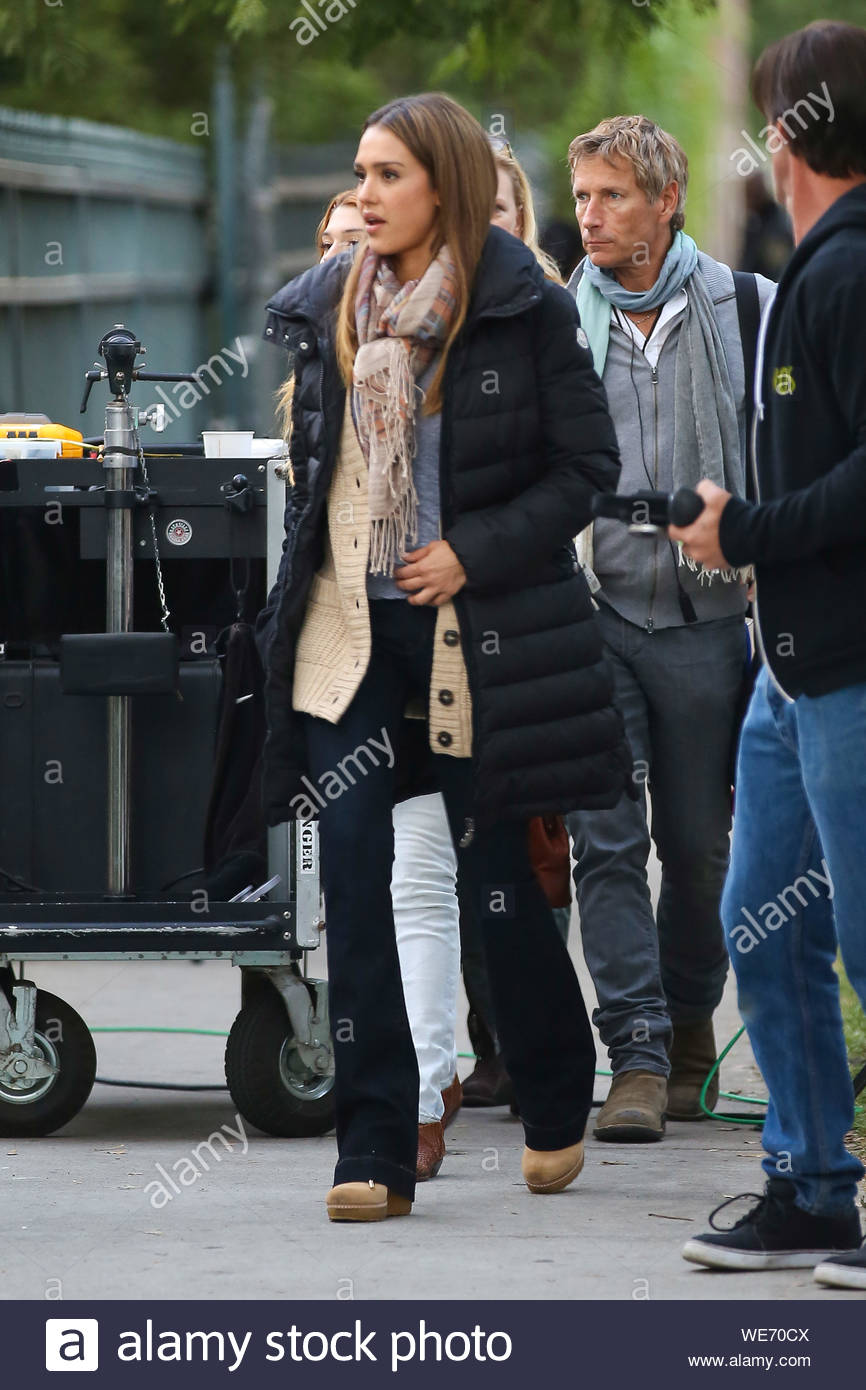 Los Angeles Ca Jessica Alba And Pierce Brosnan Continue Filming