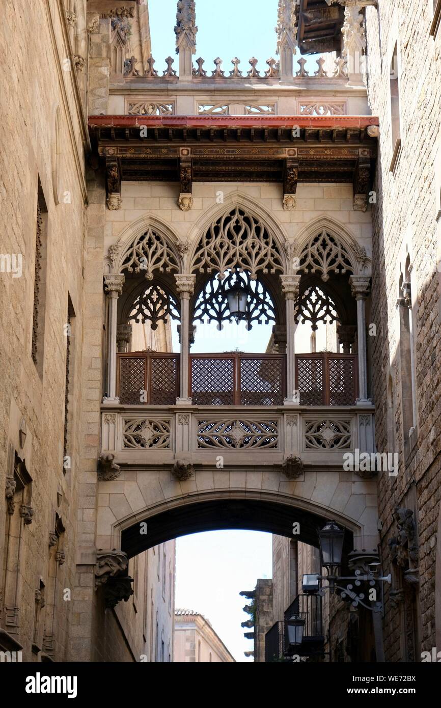 Spain, Catalonia, Barcelona, Barrio Gotico District, Pont del Bisbe, Neo-Gothic bridge over Carrer Bisbe Stock Photo