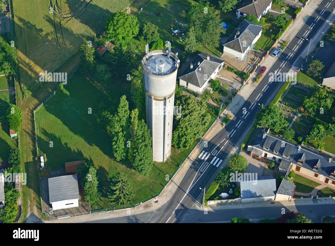 France, Loiret, Commune de Chilleurs aux Bois, chateau d'eau (aerial view) Stock Photo