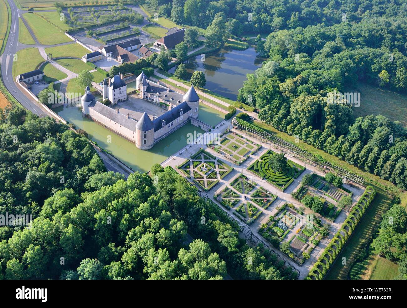 France, Loiret, Chilleurs aux Bois, Castle Chamerolles, Compulsory mention: Chateau de Chamerolles, owned by the department of Loiret (aerial view) Stock Photo