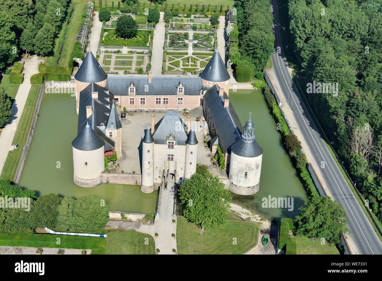 France, Loiret, Chilleurs aux Bois, Castle Chamerolles, Compulsory mention: Chateau de Chamerolles, owned by the department of Loiret (aerial view) Stock Photo