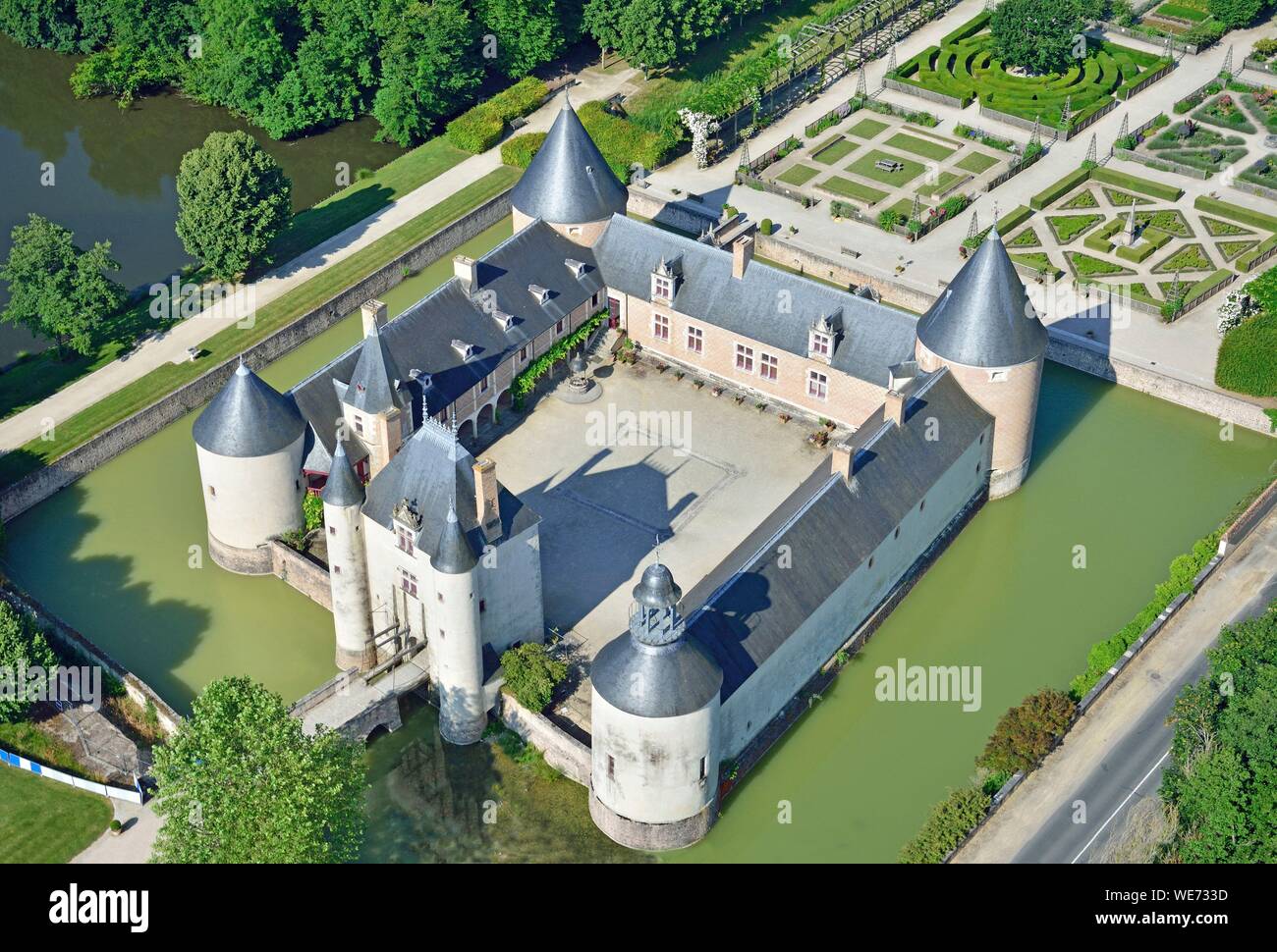 France, Loiret, Chilleurs aux Bois, Castle Chamerolles, Compulsory mention: Chateau de Chamerolles, owned by the department of Loiret (aerial view) Stock Photo