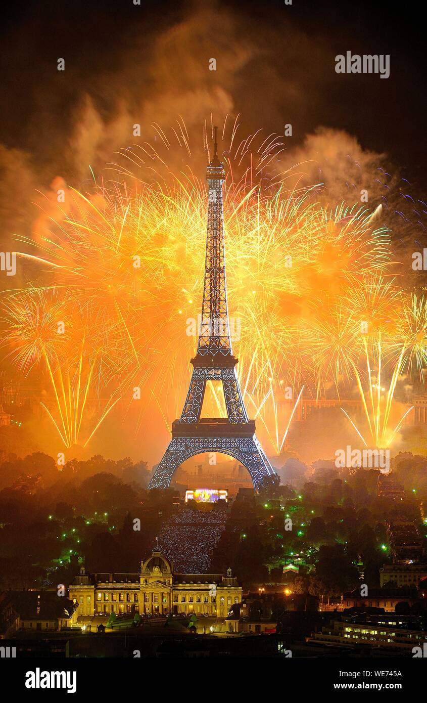 France, Paris, fireworks of the 14th July (Bastille Day), a national festival near the Eiffel Tower Stock Photo