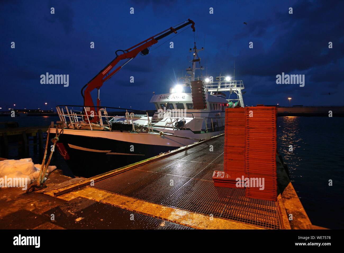 France, Pas de Calais, Boulogne sur Mer, the fishing port, Boulogne sur Mer, 6am of the morning, a trawler comes back from fishing, we unload his cargo Stock Photo