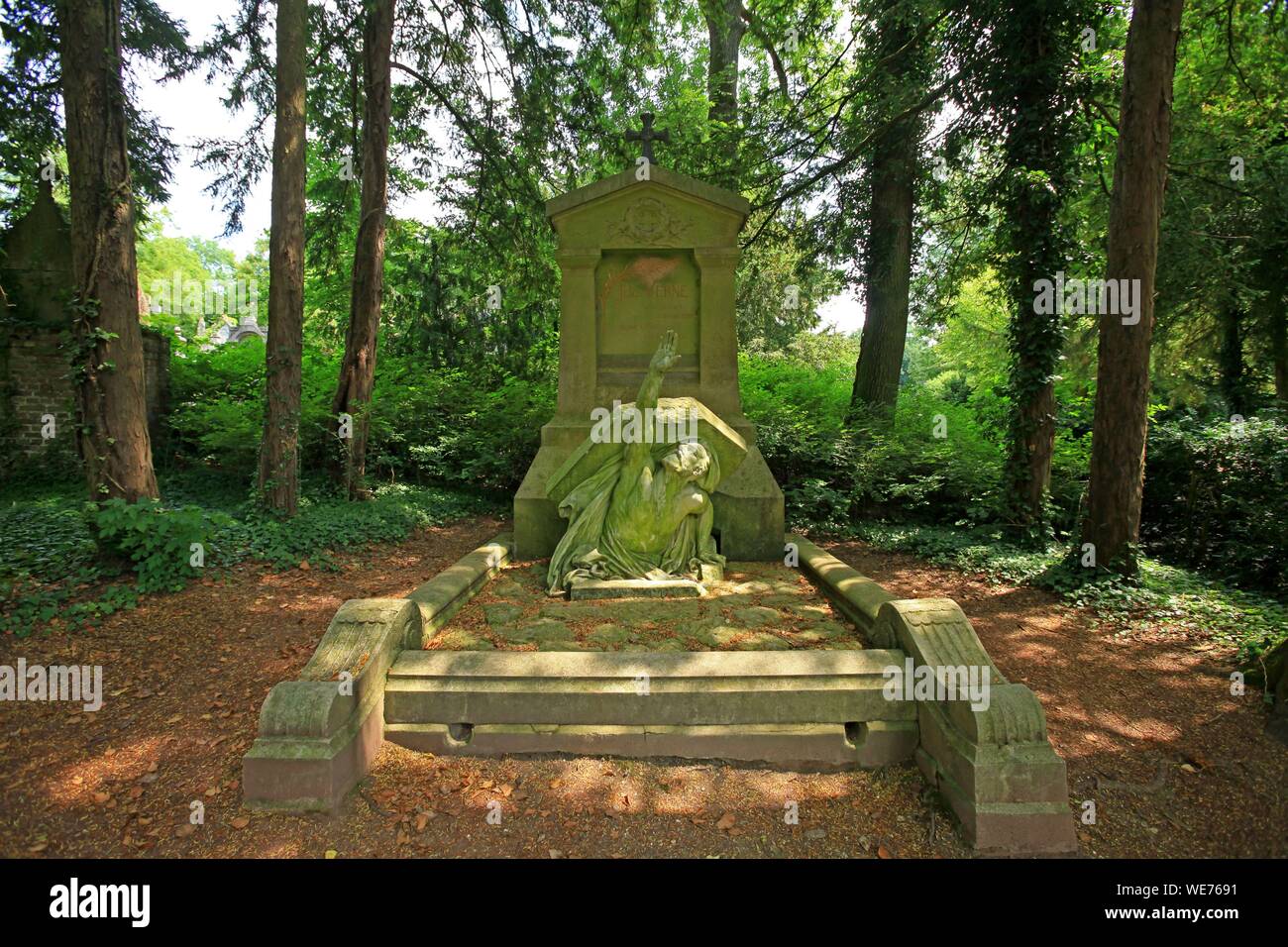 France, Somme, Amiens, Jules Verne's grave at the Madeleine cemetery in Amiens Stock Photo