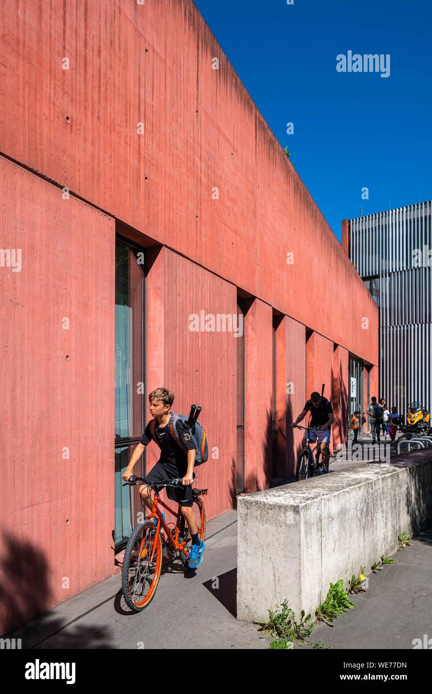 France, Paris, along the GR® Paris 2024, metropolitan long-distance hiking trail created in support of Paris bid for the 2024 Olympic Games, Saint-Fargeau district, Paul Meurice gymnasium Stock Photo