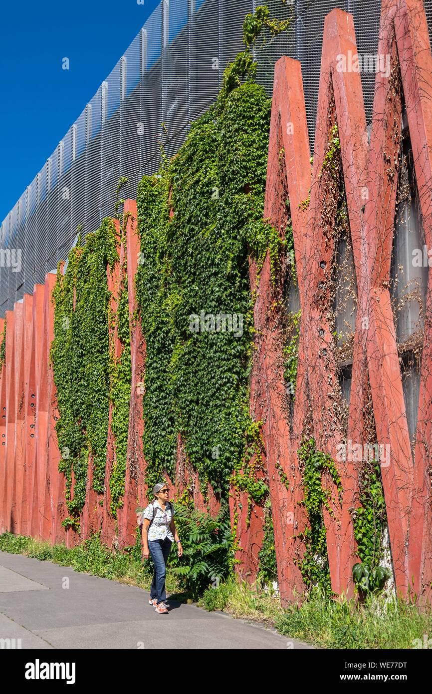 France, Paris, along the GR® Paris 2024, metropolitan long-distance hiking trail created in support of Paris bid for the 2024 Olympic Games, Saint-Fargeau district, Paul Meurice gymnasium Stock Photo