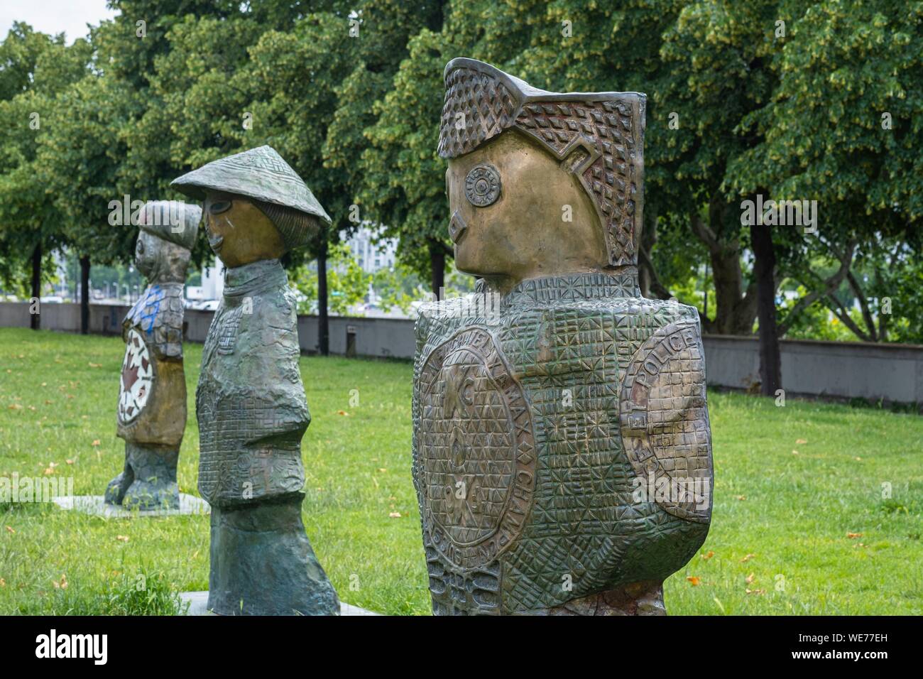 France, Paris, along the GR® Paris 2024, metropolitan long-distance hiking trail created in support of Paris bid for the 2024 Olympic Games, Bercy district, Parc de Bercy, Children of the World is a work of 21 bronze sculptures by the French sculptor Rachid Khimoune Stock Photo