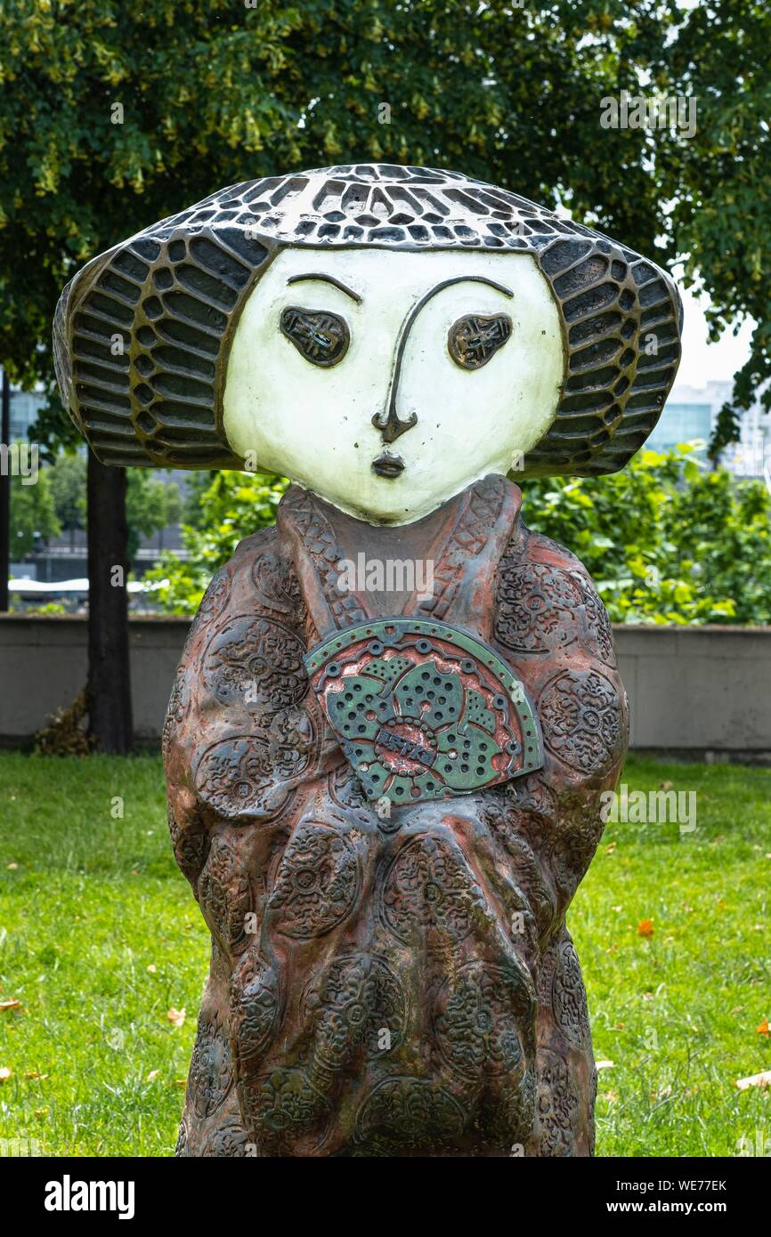 France, Paris, along the GR® Paris 2024, metropolitan long-distance hiking trail created in support of Paris bid for the 2024 Olympic Games, Bercy district, Parc de Bercy, Children of the World is a work of 21 bronze sculptures by the French sculptor Rachid Khimoune Stock Photo