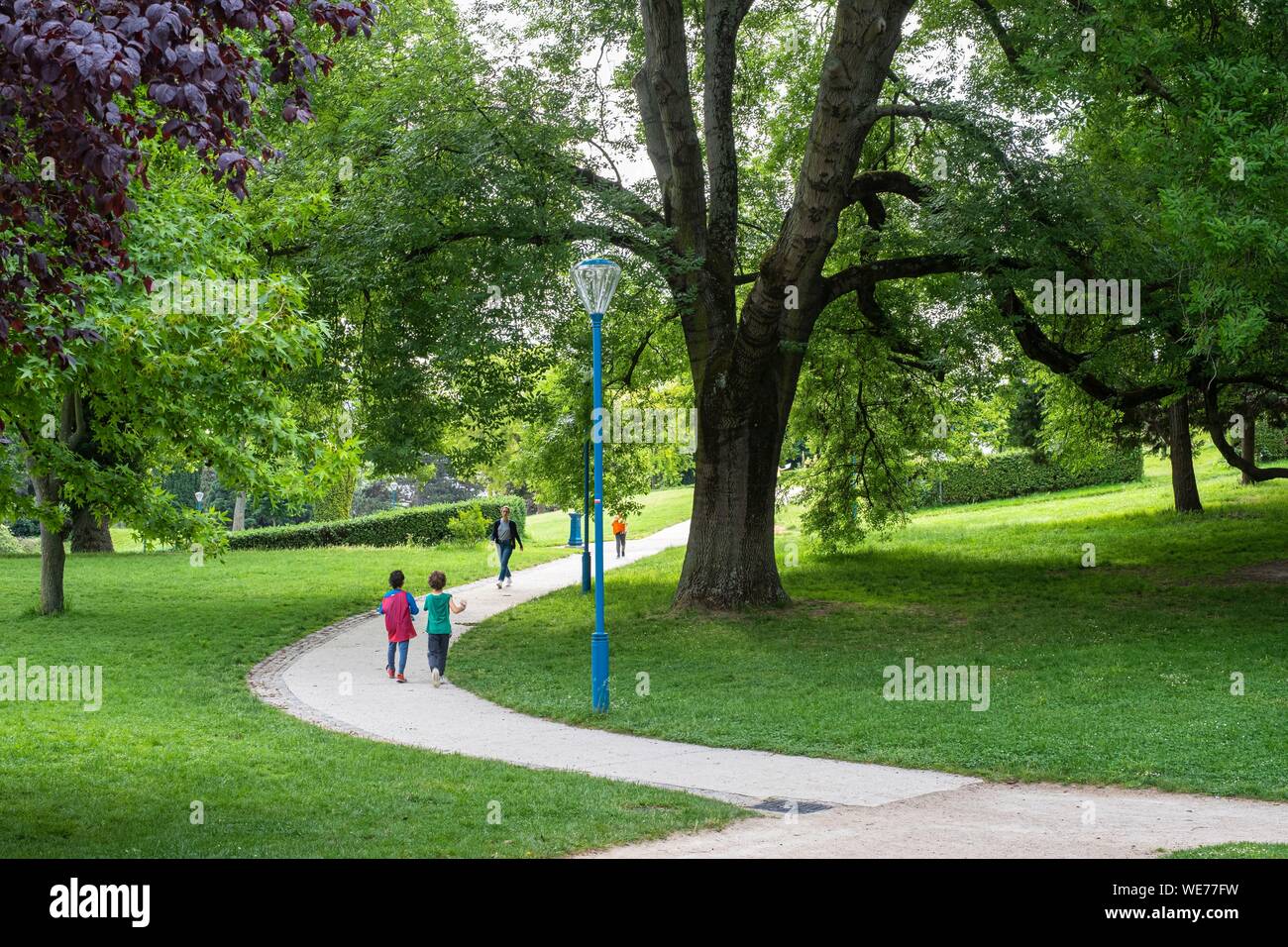 France, Paris, along the GR® Paris 2024, metropolitan long-distance hiking  trail created in support of Paris bid for the 2024 Olympic Games, Amérique  district, Butte-du-Chapeau-Rouge Park Stock Photo - Alamy