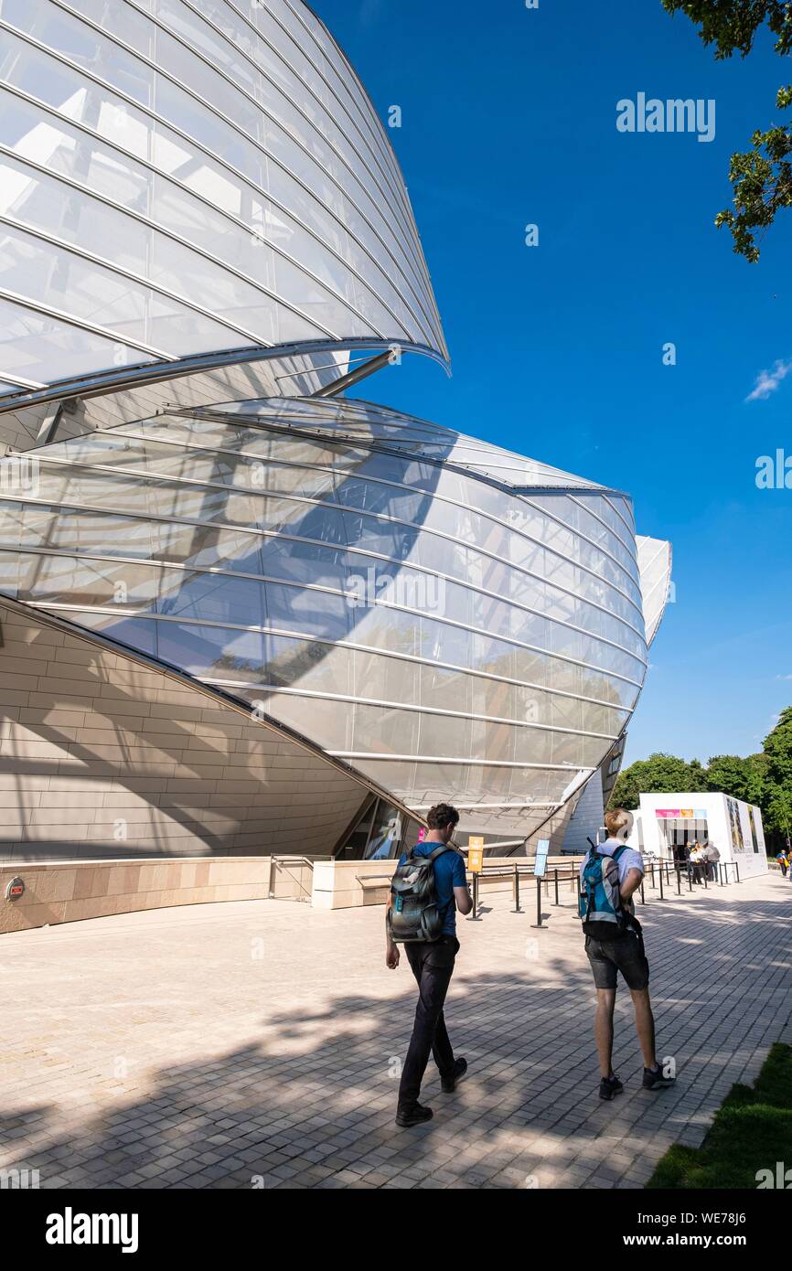 France, Paris, along the GR® Paris 2024, metropolitan long-distance hiking trail created in support of Paris bid for the 2024 Olympic Games, Bois de Boulogne, Louis Vuitton Foundation designed by the architect Frank Gehry Stock Photo