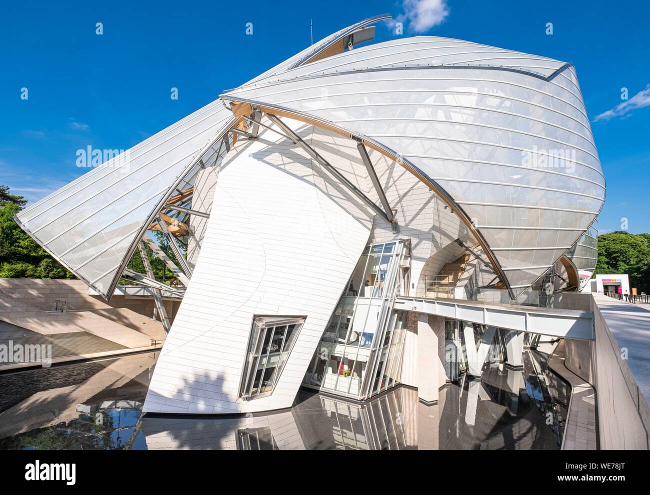 France, Paris, along the GR® Paris 2024, metropolitan long-distance hiking trail created in support of Paris bid for the 2024 Olympic Games, Bois de Boulogne, Louis Vuitton Foundation designed by the architect Frank Gehry Stock Photo