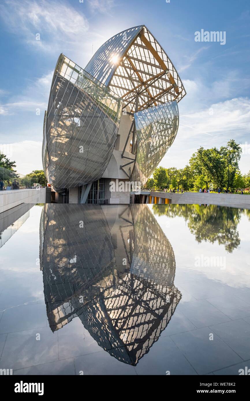 France, Paris, Boulogne, Ville De Paris, Bois De Boulogne, The Foundation Louis  Vuitton Building (frank Gehry Architect) Throw Pillow by Massimo Borchi -  Pixels