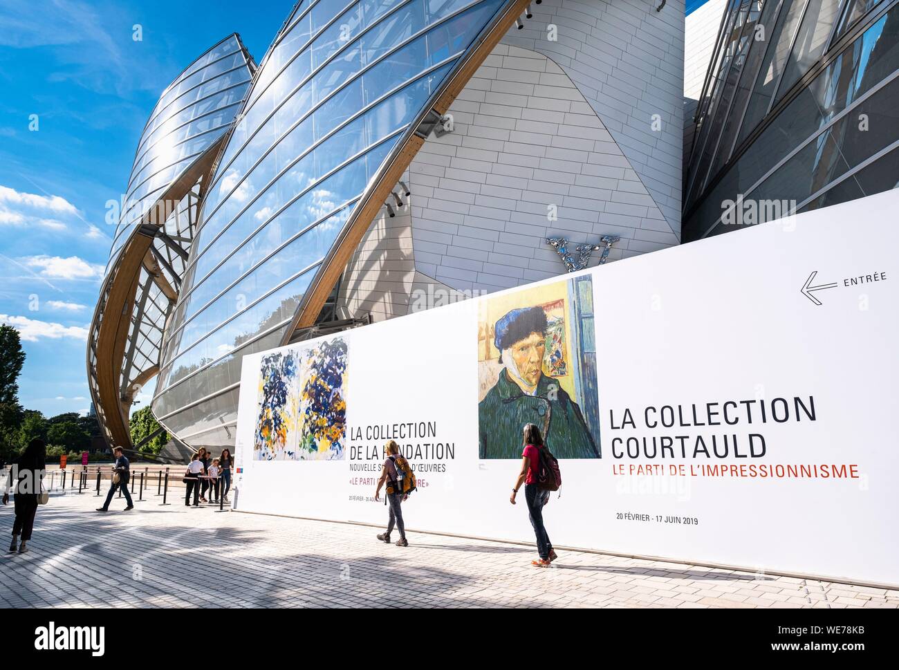 France, Paris, along the GR® Paris 2024, metropolitan long-distance hiking trail created in support of Paris bid for the 2024 Olympic Games, Bois de Boulogne, Louis Vuitton Foundation designed by the architect Frank Gehry Stock Photo