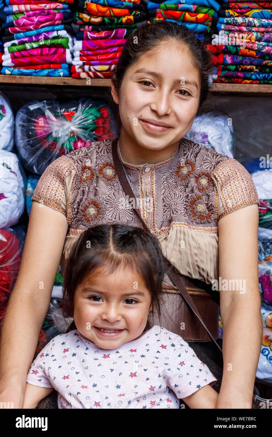 Mexico, Chiapas state, San Cristobal de las Casas, Tzotzil woman with her little girl portrait Stock Photo