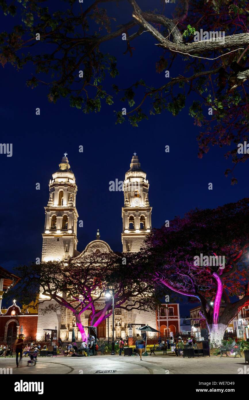 Mexico, Campeche state, Campeche, fortified city listed as World Heritage by UNESCO, the main square and Nuestra Senora de la Purisima Concepcion cathedral by night Stock Photo