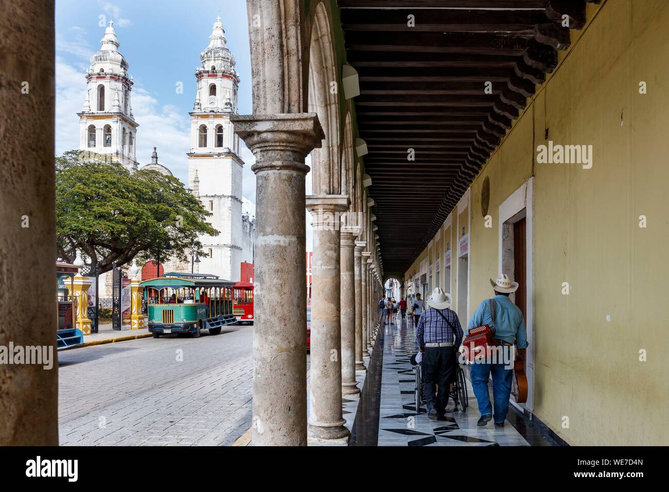 Mexico, Campeche state, Campeche, fortified city listed as World Heritage by UNESCO, the arcades and Nuestra Senora de la Purisima Concepcion cathedral Stock Photo