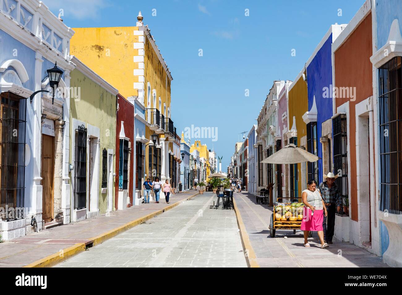 Mexico, Campeche state, Campeche, fortified city listed as World Heritage by UNESCO, calle 59 colonial houses Stock Photo