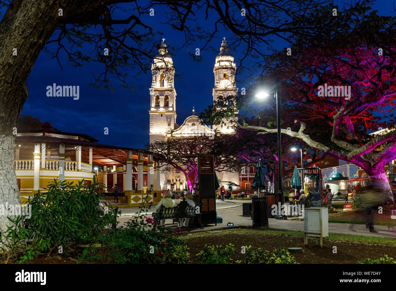 Mexico, Campeche state, Campeche, fortified city listed as World Heritage by UNESCO, the main square and Nuestra Senora de la Purisima Concepcion cathedral by night Stock Photo