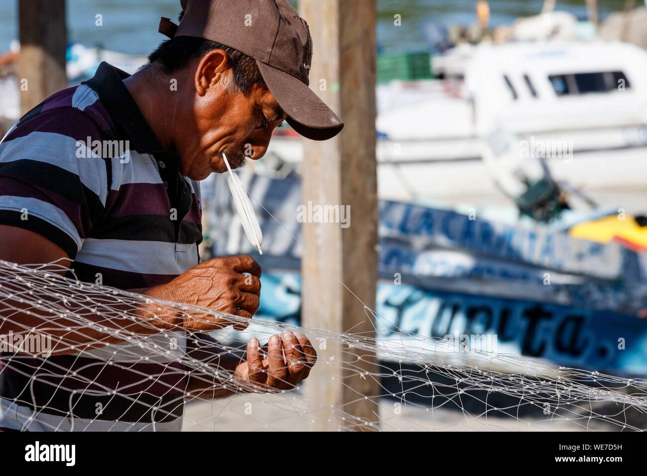 Mexico, Campeche state, Campeche, fisherman fixing a net Stock Photo