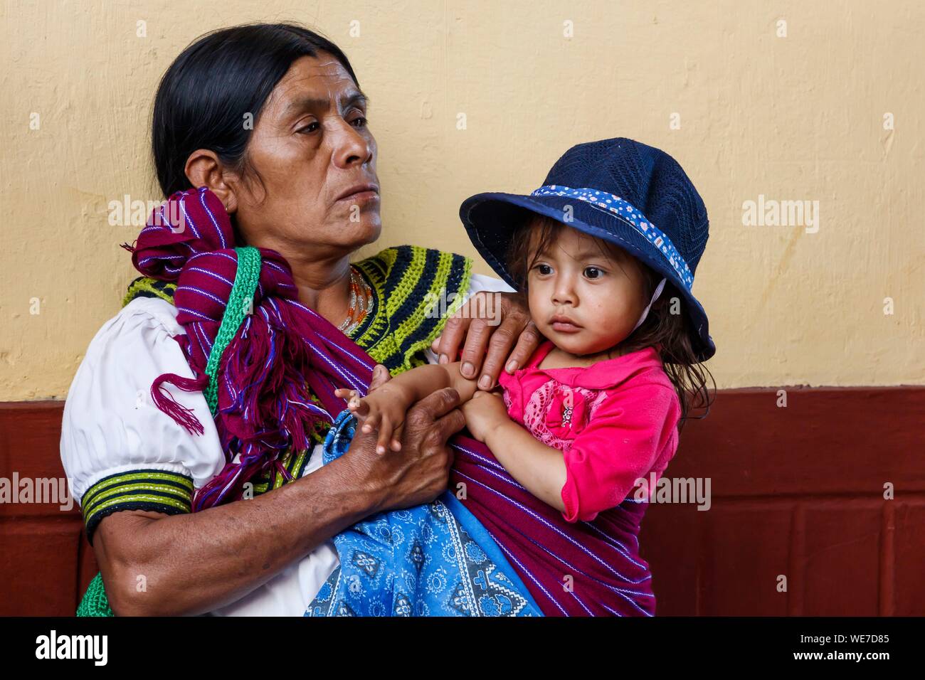 Mexico, Chiapas state, Comitan de Dominguez, amerindian woman with her daughter Stock Photo