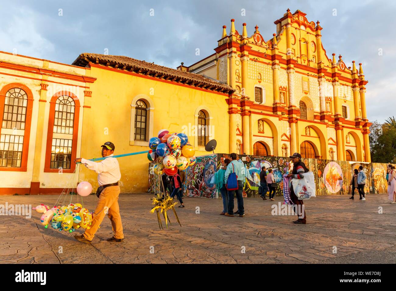 Mexico, Chiapas state, San Cristobal de las Casas, ballons seller before the cathedral and the 31 de Marzo square Stock Photo