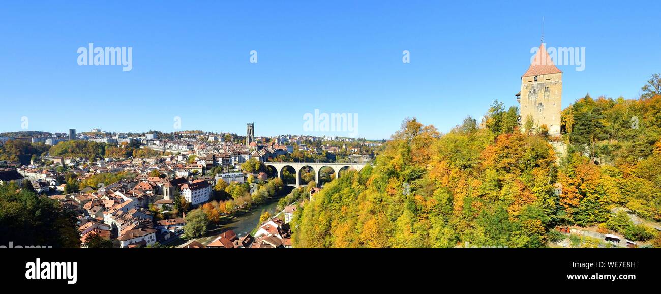 Switzerland, Canton of Fribourg, Fribourg, the fortifications, San Nicolas Cathedral and Zaehringen Bridge (Zähringerbrücke) over Sarine River (Saane River) Stock Photo