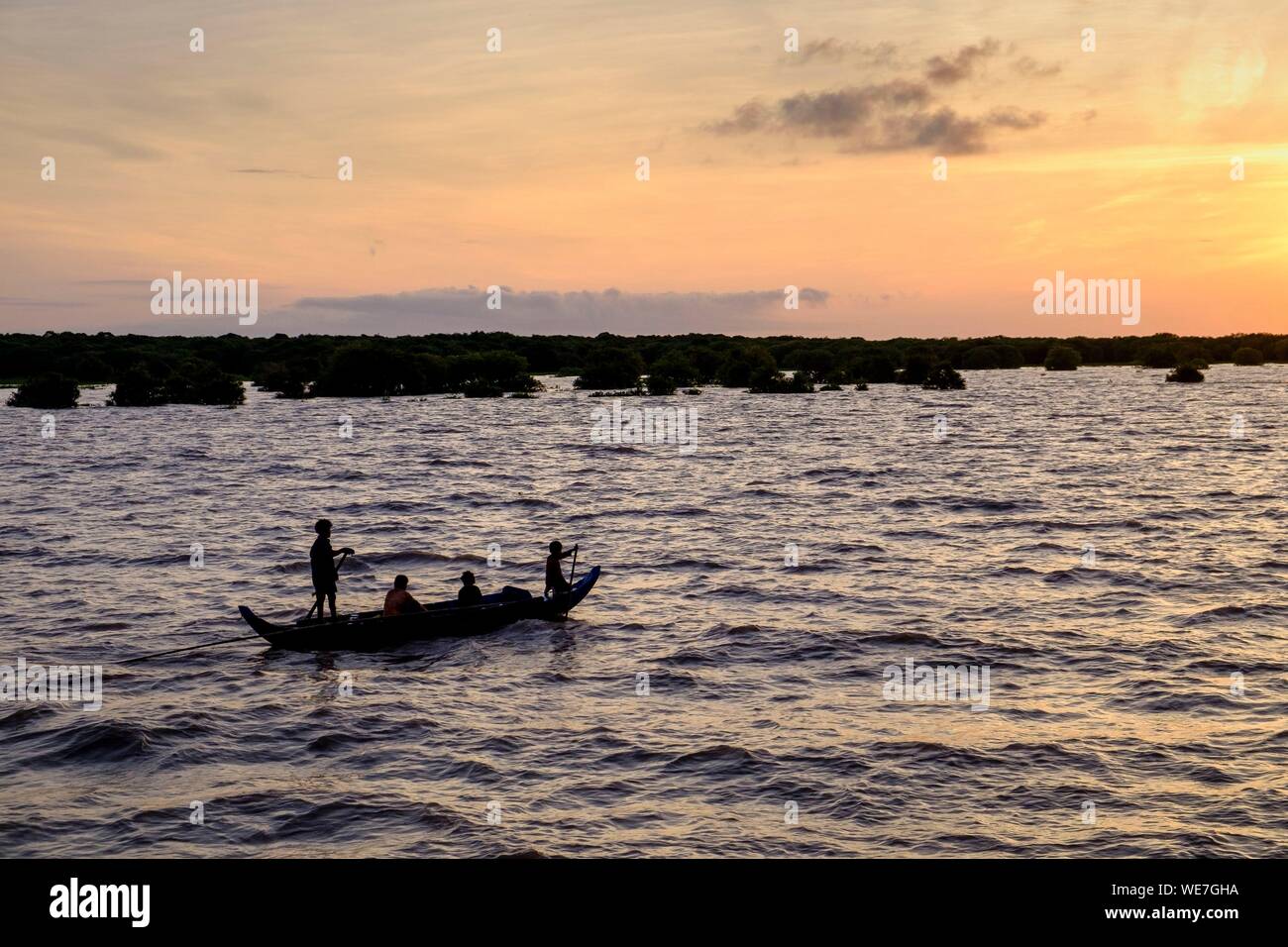 Cambodia, Kompong Phluc or Kampong Phluc, near Siem Reap, fishermen near the flooded forest on the banks of Tonlé Sap lake Stock Photo