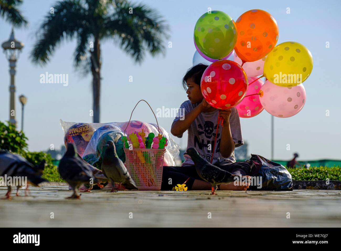 Cambodia, Phnom Penh, balloon seller in front of the Royal palace Stock Photo