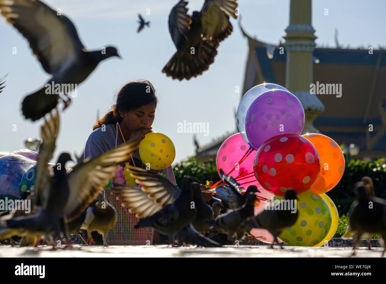 Cambodia, Phnom Penh, balloon seller in front of the Royal palace Stock Photo