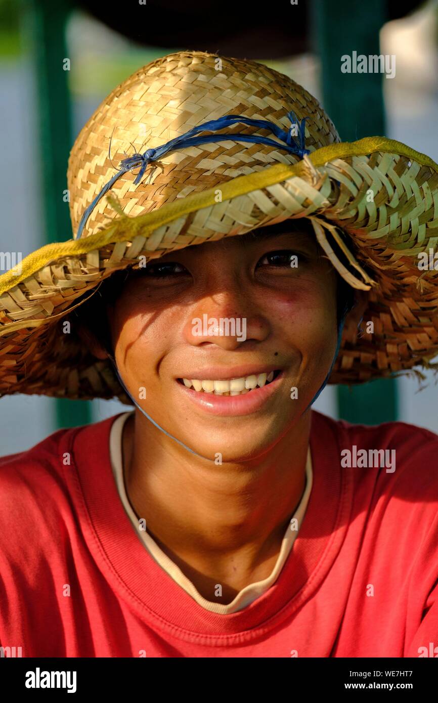 Cambodia, Kompong Kleang or Kampong Kleang, village along the Tonle Sap lake, young fisherman Stock Photo